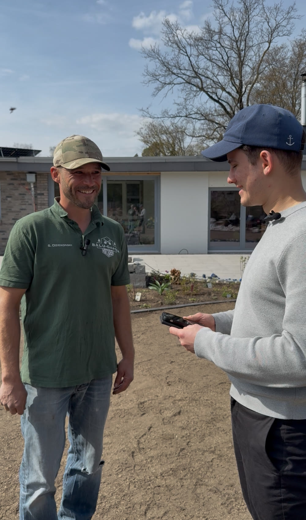 Inhaber von Balu Garten im Interview auf der Baustelle