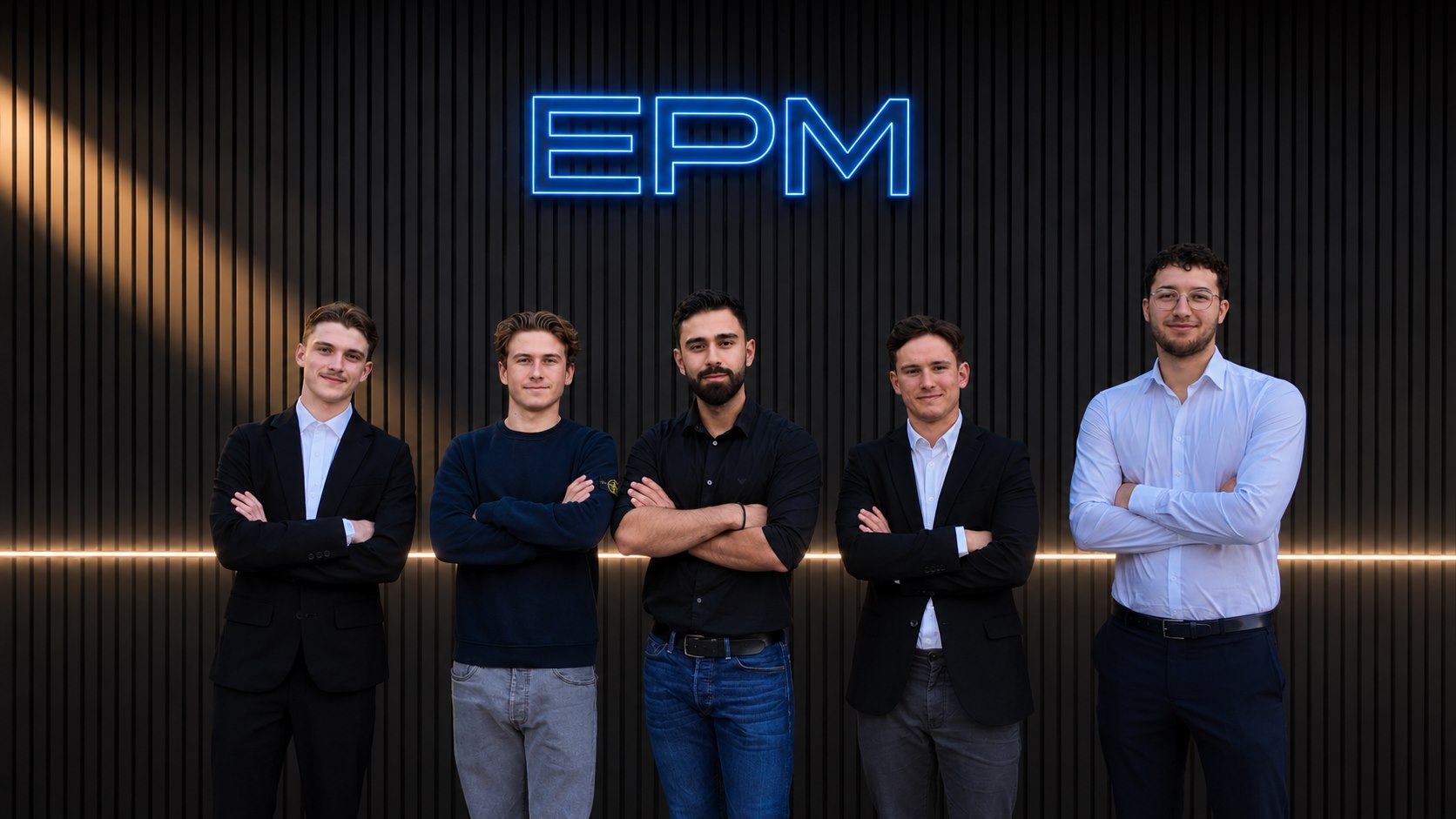 Das Team von EPM Results vor der blauen EPM-Leuchtschrift